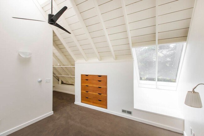 Building Photo - Balcony & Gas Fireplace: Sunny Apartment i...
