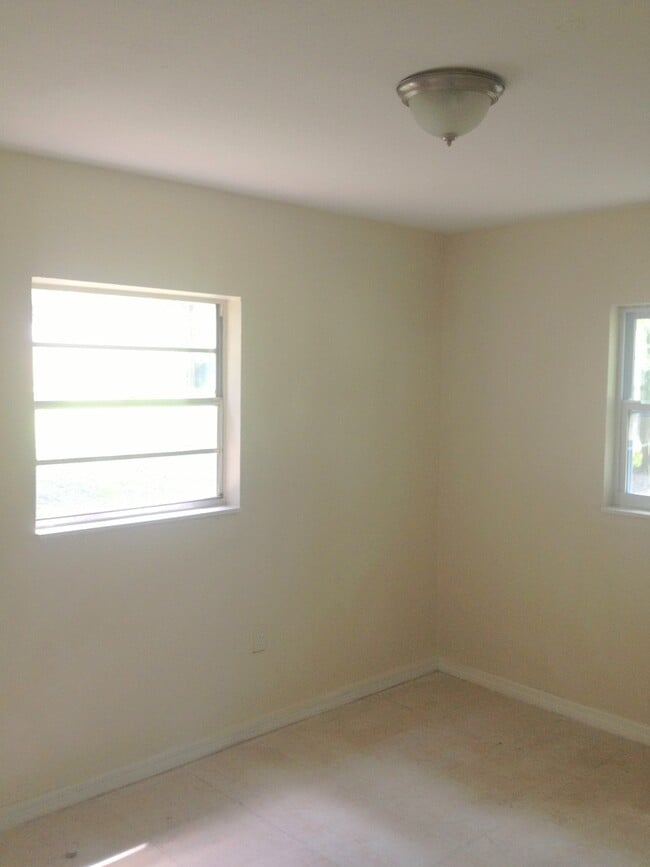 Building Photo - Quiet Dade City 3BR/1BA Block Home !
