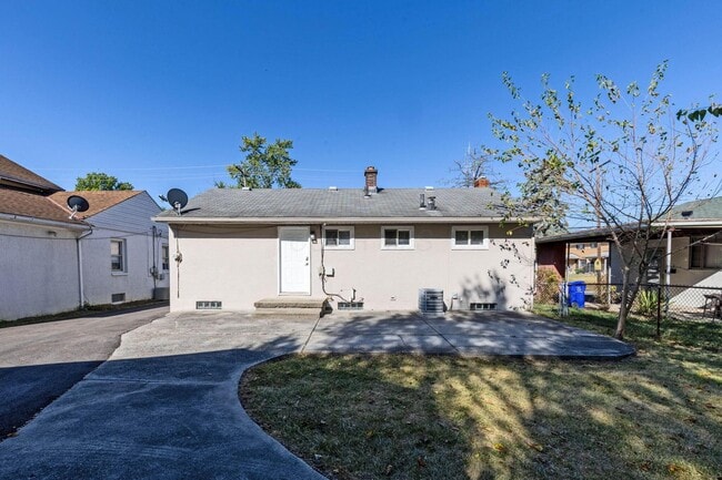 Building Photo - 3134 Medina Ave