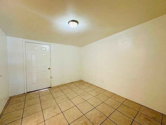 Building Photo - 1 Bedroom with Vaulted Ceilings, Walk In C...