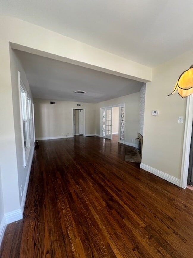 Building Photo - Charming 3 Bedroom 2 Bathroom Van Nuys Pool Home! Ready For Move-In!
