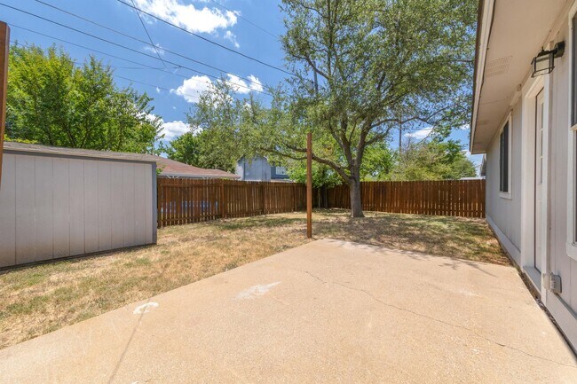 Building Photo - 1901 Hollow Tree Blvd