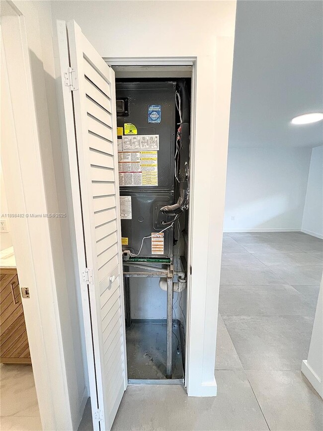 Building Photo - 2827 SW 24th St