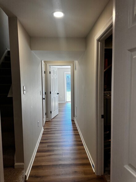 Building Photo - 607 Emmy Dee Dr