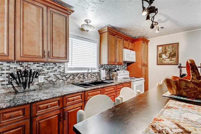Building Photo - 465 Water View Dr