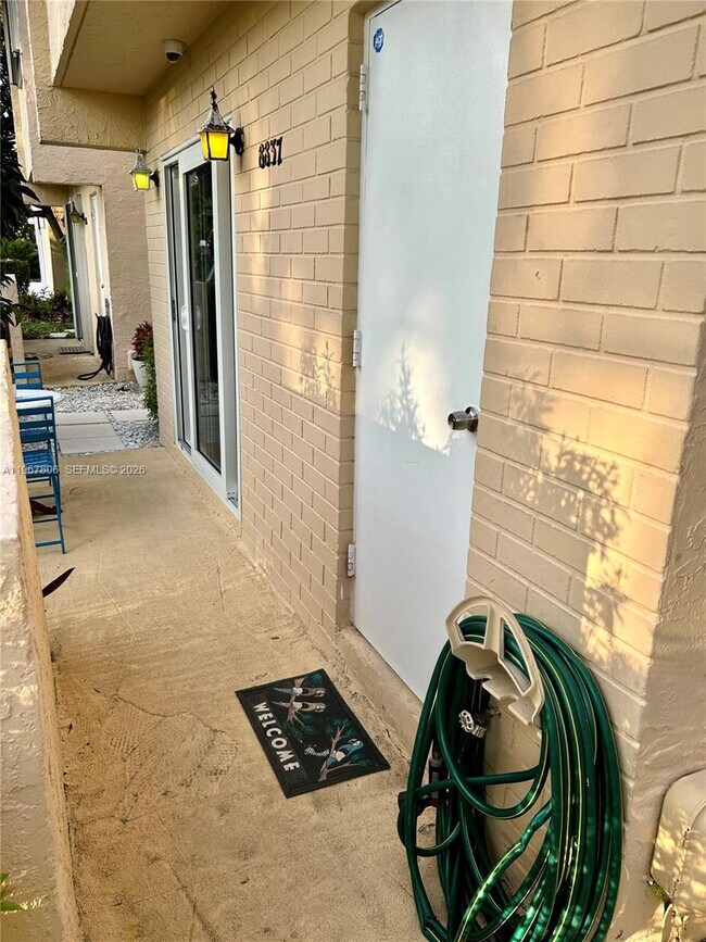 Building Photo - 8837 NE 4th Avenue Rd