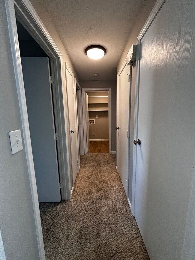 Building Photo - Charming 2 bedroom- 1bath  apartment with washer dryer hook-up