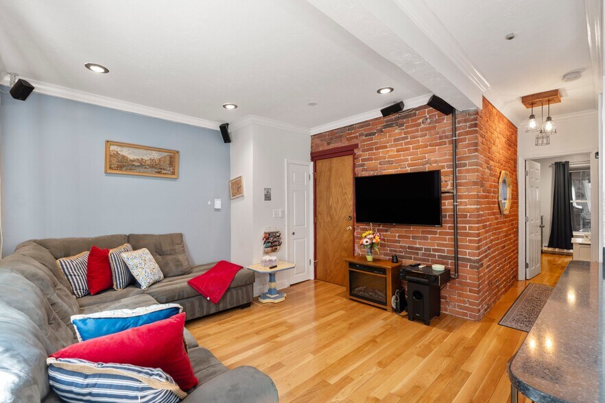 Building Photo - 38A Charter St