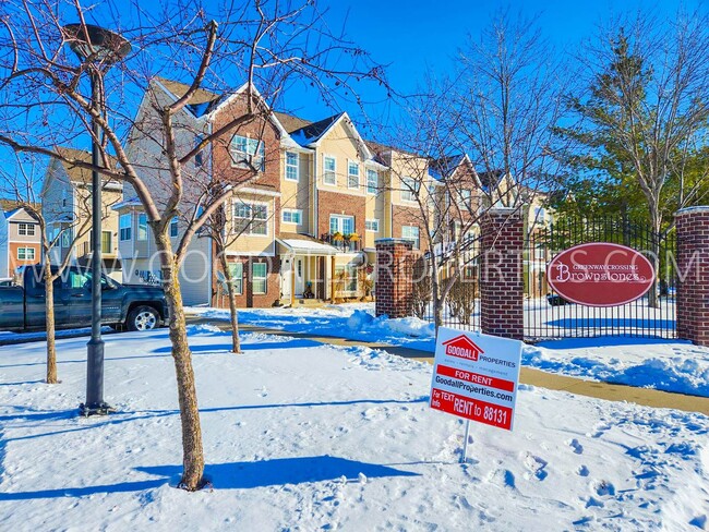 Building Photo - Beautiful 3 Bedroom Townhome in West Des M...