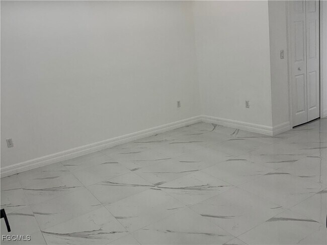 Building Photo - 1907 W 9th St