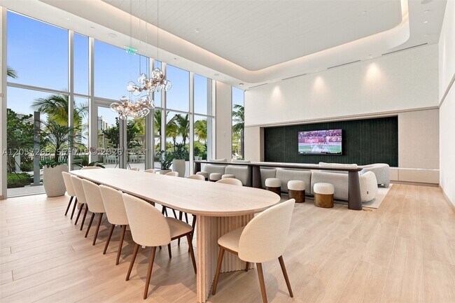 Building Photo - 2411 Laguna Cir