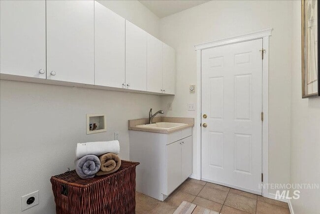 Building Photo - Stunning Home Near Warm Springs! FLEXIBLE ...