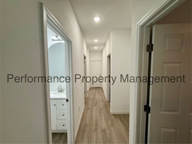 Building Photo - Modern 4 Bed/2 Bath E Bakersfield Home w/ RBP & Security Deposit Alternative Option
