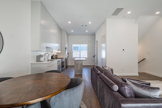 Building Photo - Modern Townhome with Gated Private Lawn & Dual Primary Suites & 2-Car Garage | Knox-Henderson / L...