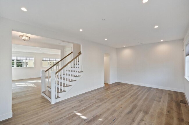 Building Photo - 261 E Bellevue Ave