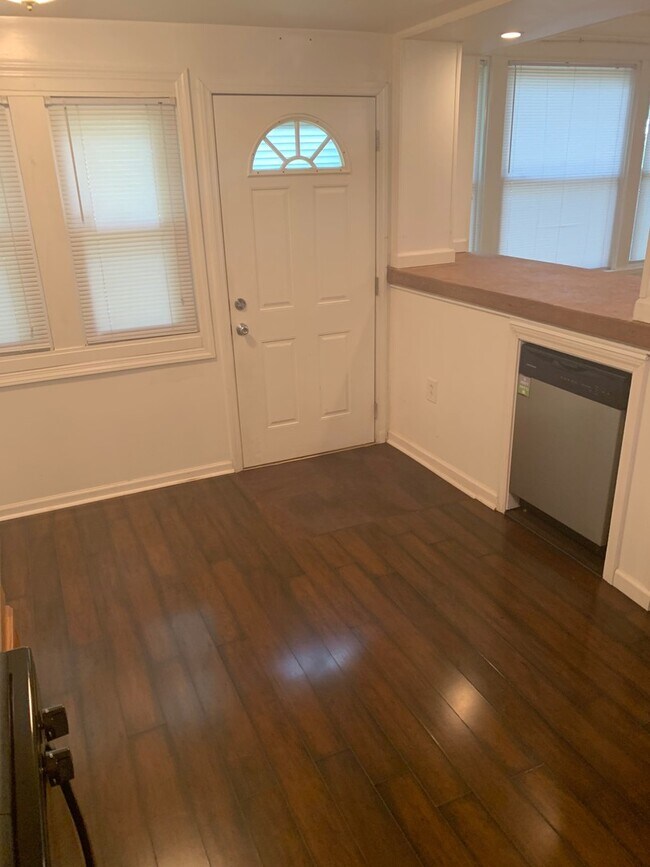 Building Photo - Two Bedroom/1.5 Bath in the Heart of Mt. W...