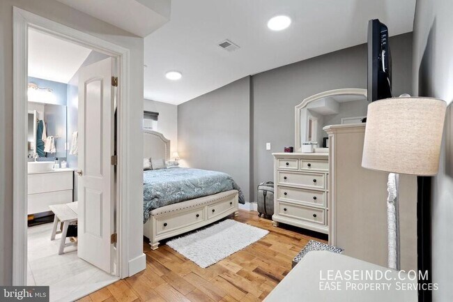 Building Photo - 1272 Oates St NE