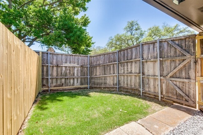 Building Photo - 2822 Clear Springs Dr