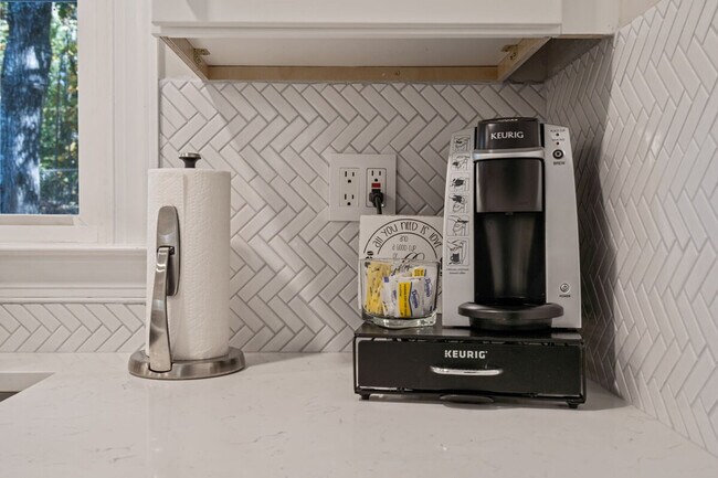 Building Photo - 6 Oriole Dr