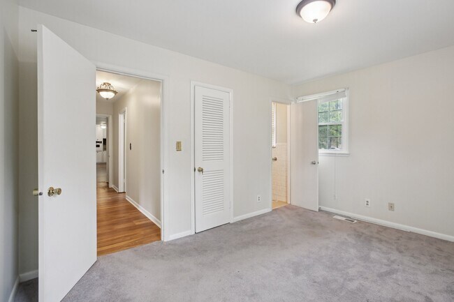 Building Photo - 8024 Regency Dr