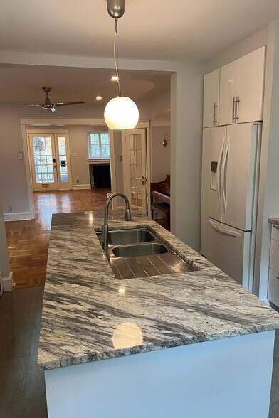 Building Photo - 110 E Roumfort Rd