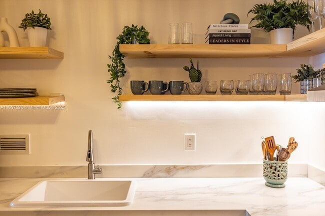 Building Photo - 2301 Collins Ave