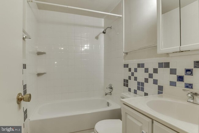 Building Photo - 3025 Ellenwood Dr