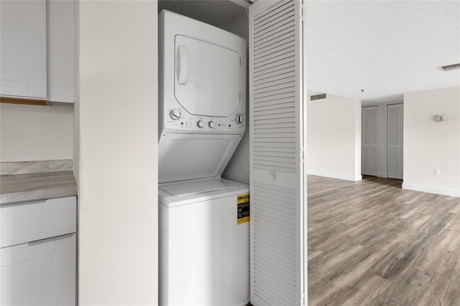 Building Photo - 3940 Inverrary Blvd