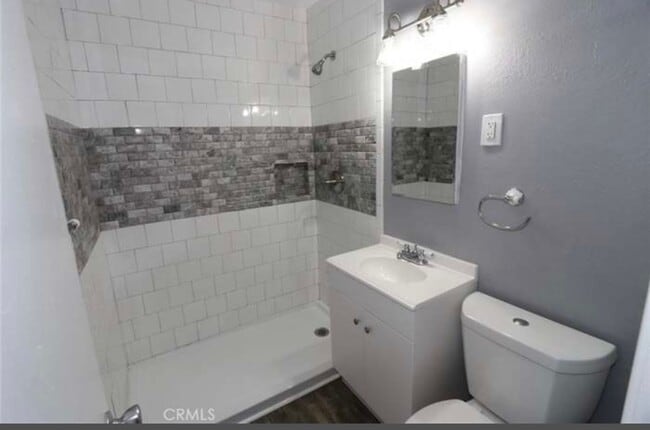 Building Photo - 3 Bedroom 2 Bathroom Home!