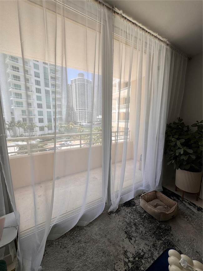 Building Photo - 888 Brickell Key Dr