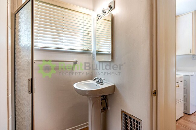 Building Photo - 3822 La Hacienda Dr NE