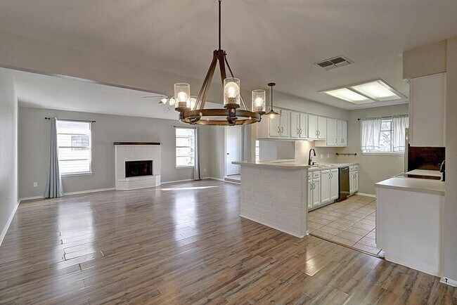Building Photo - 913 St Timothy St