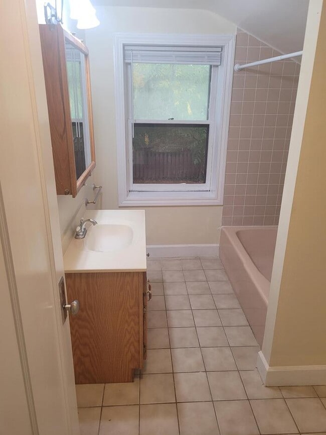 Building Photo - Perfect For Student Housing! 4 Bedroom Hou...