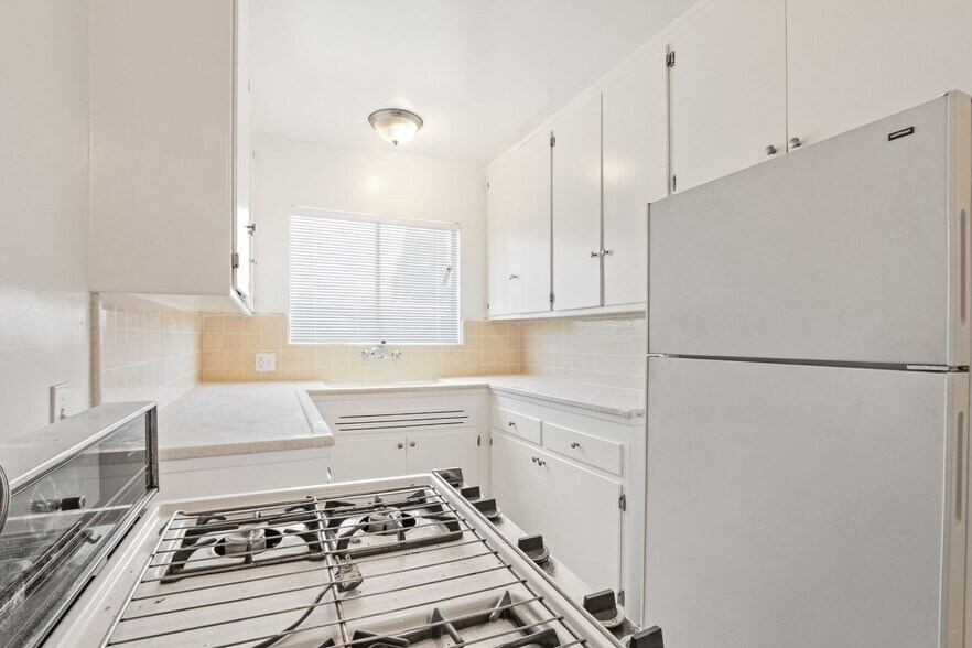 Building Photo - 978 S Barrington Ave