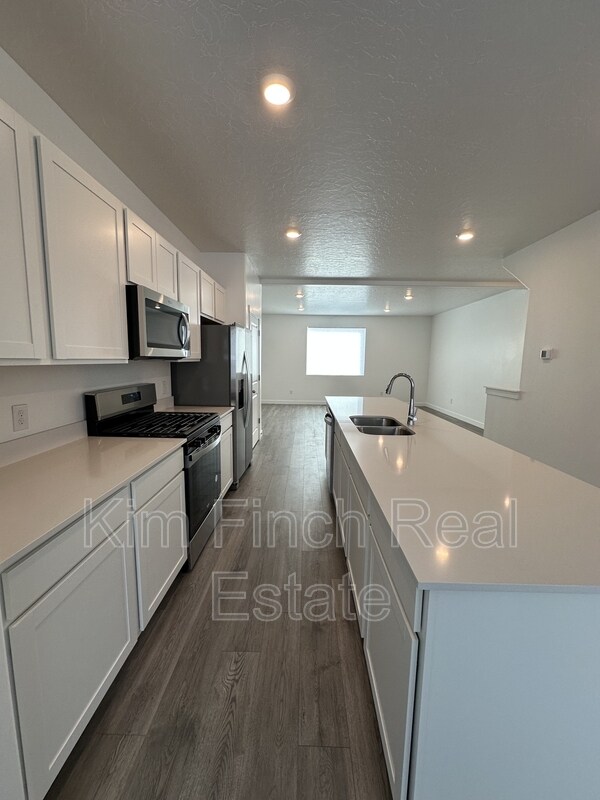 Building Photo - 887 E Seaside St
