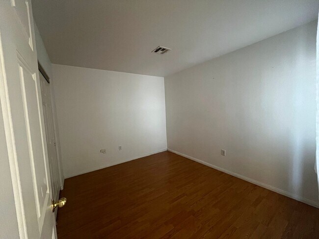 Building Photo - Sunny 2-Bed, 2-Bath in gated community!