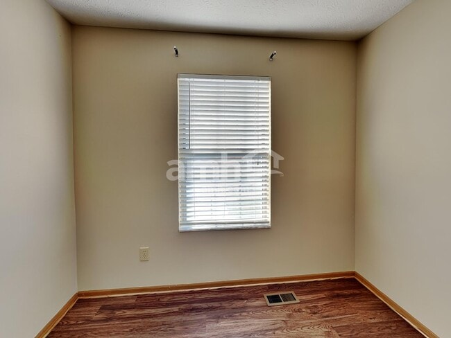 Building Photo - 906 Lakeway Ct E