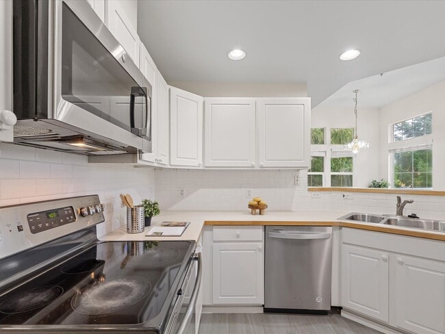 Building Photo - Available Now - 2 Bed/2 Bath End Unit Townhouse with Garage - Issaquah