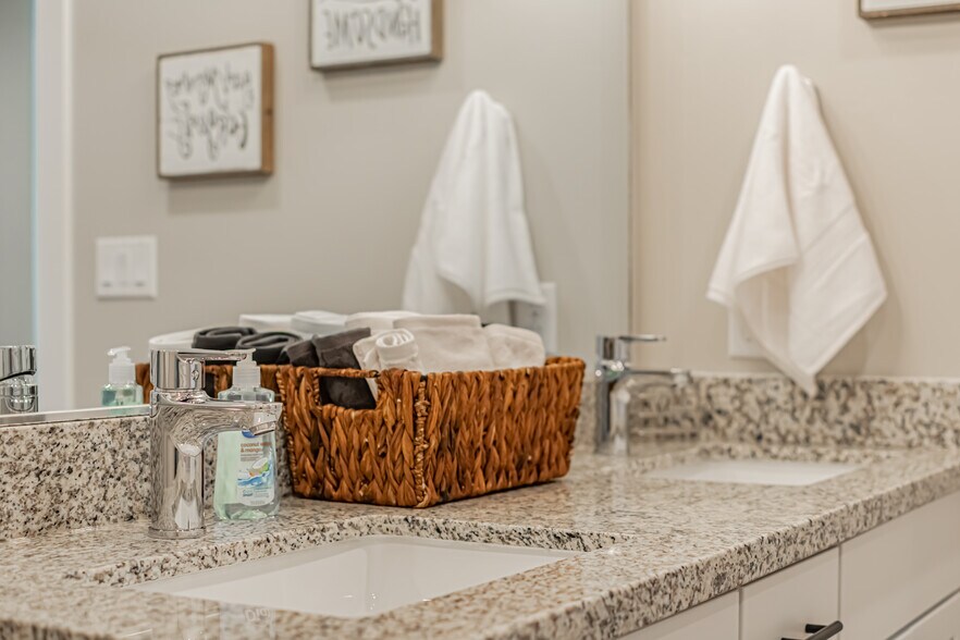 Building Photo - 380 S 3rd W