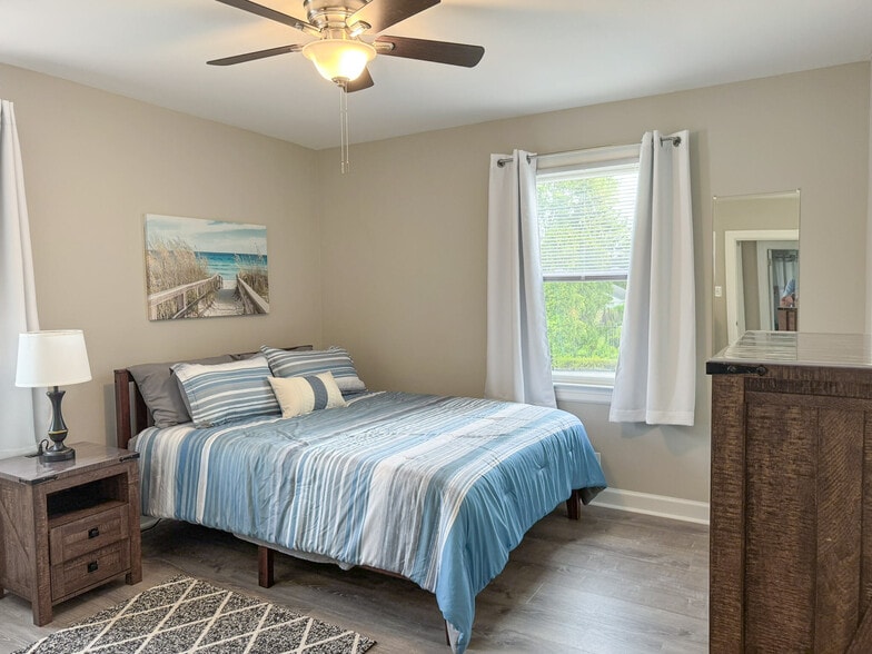 Furnished Main Bedroom - Queen - 309 W Holly Oak Rd