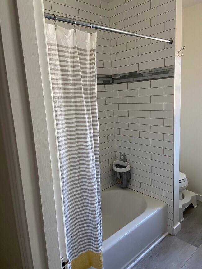 Main bathroom - 2034 Augustan Ave