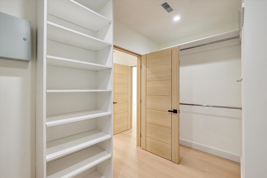 Building Photo - 5348 Thornburn St