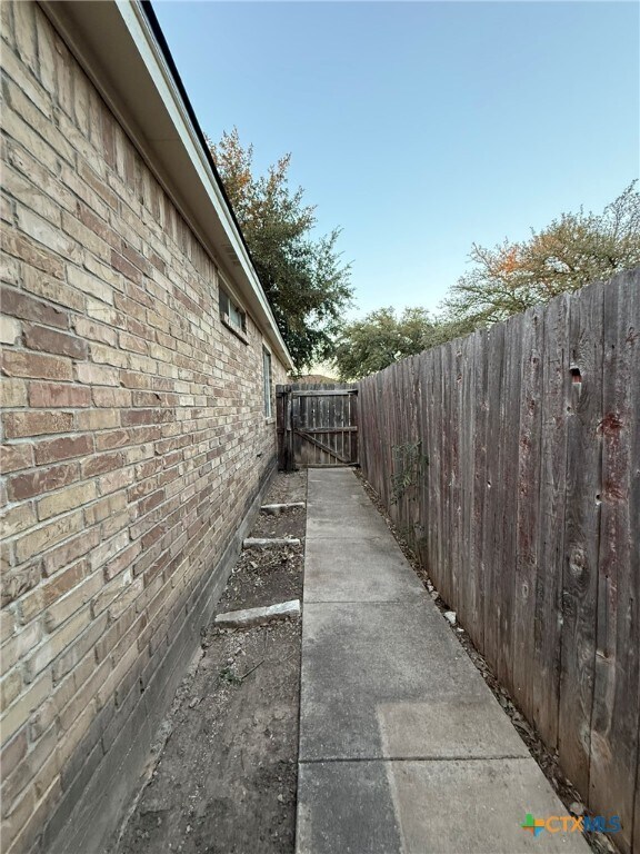 Building Photo - 2421 Hancock Dr