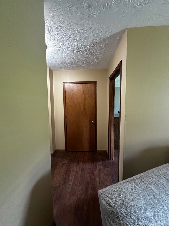 Building Photo - E. Morristown - 2 bed/1 bath duplex with b...