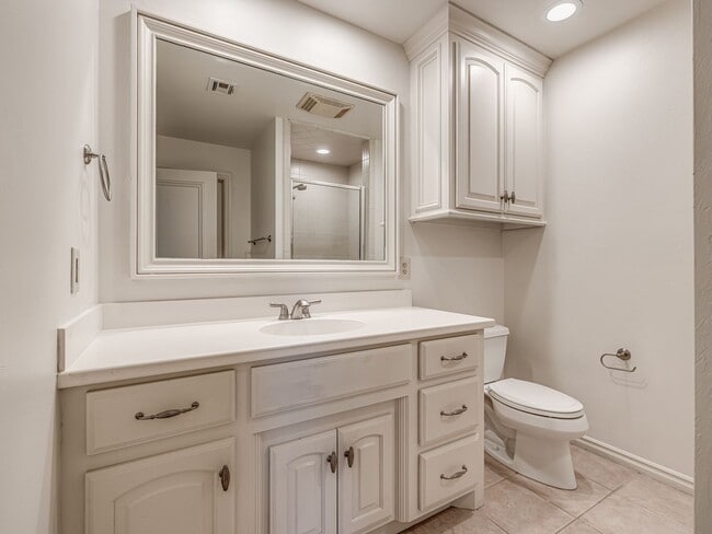 Building Photo - Stunning Luxury Home in East Edmond with a Pool/Jacuzzi + Woody Creek Addition + Theater Room+/5 ...