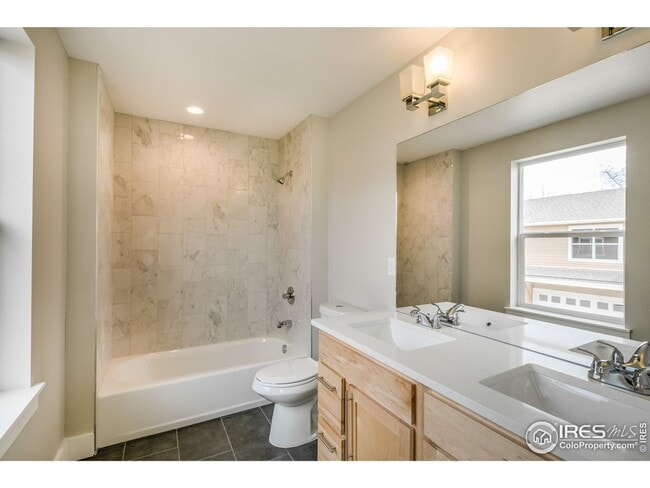 Building Photo - 4 Bedroom Townhome Available ASAP! Great L...