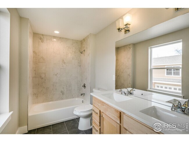 Building Photo - 4 Bedroom Townhome Available in Early Sept...