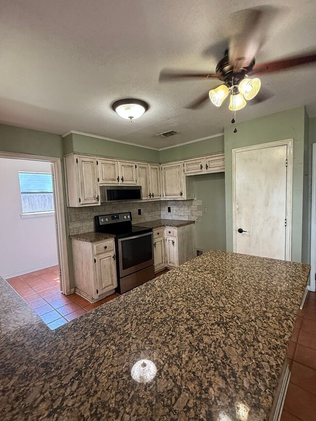Building Photo - 3 Bedroom in Hallsville