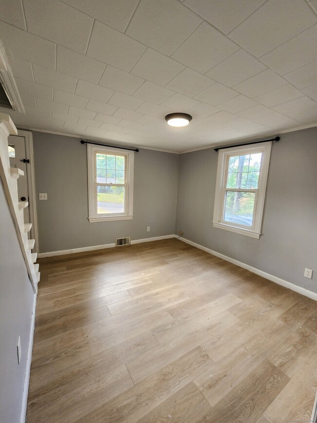 Building Photo - 25 Cronin St