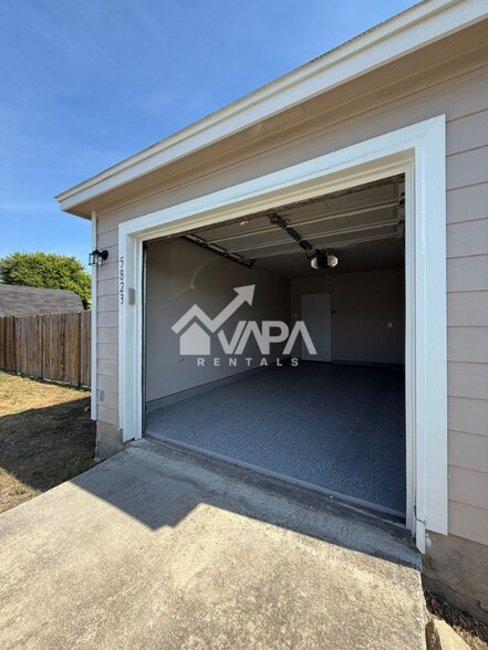 Building Photo - 5823 Midcrown Dr
